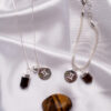 Kit 2 Peças Signo de Gêmeos - Pulseira + Colar Olho de Tigre folheado em prata